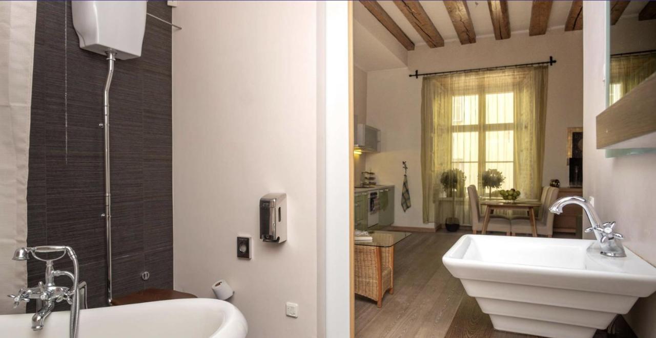 טאלין Spacious Studio Apartment In The Heart Of Old Town מראה חיצוני תמונה