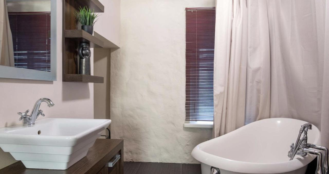 טאלין Spacious Studio Apartment In The Heart Of Old Town מראה חיצוני תמונה